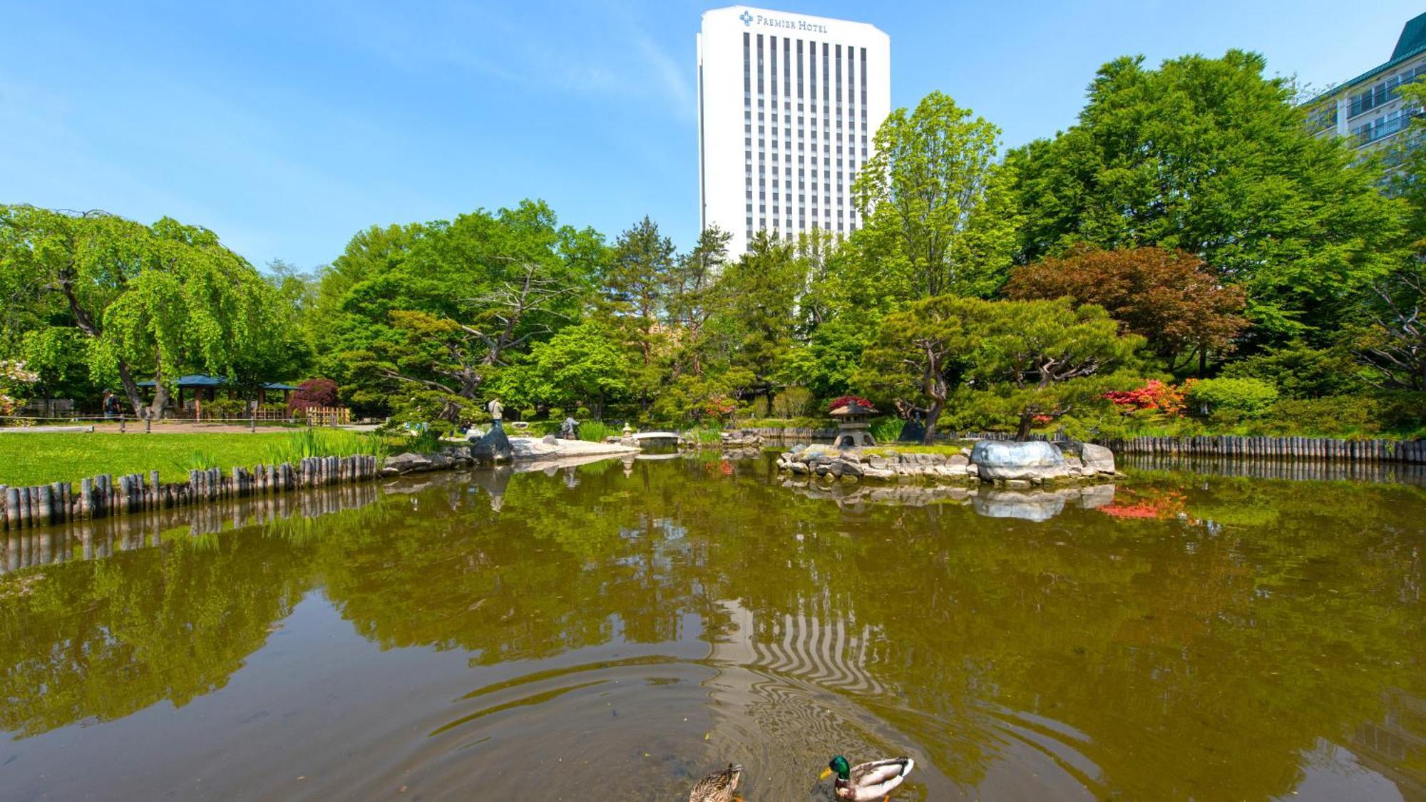 Premier Hotel Nakajima Park Саппоро Екстер'єр фото The duck pond at the center of the park